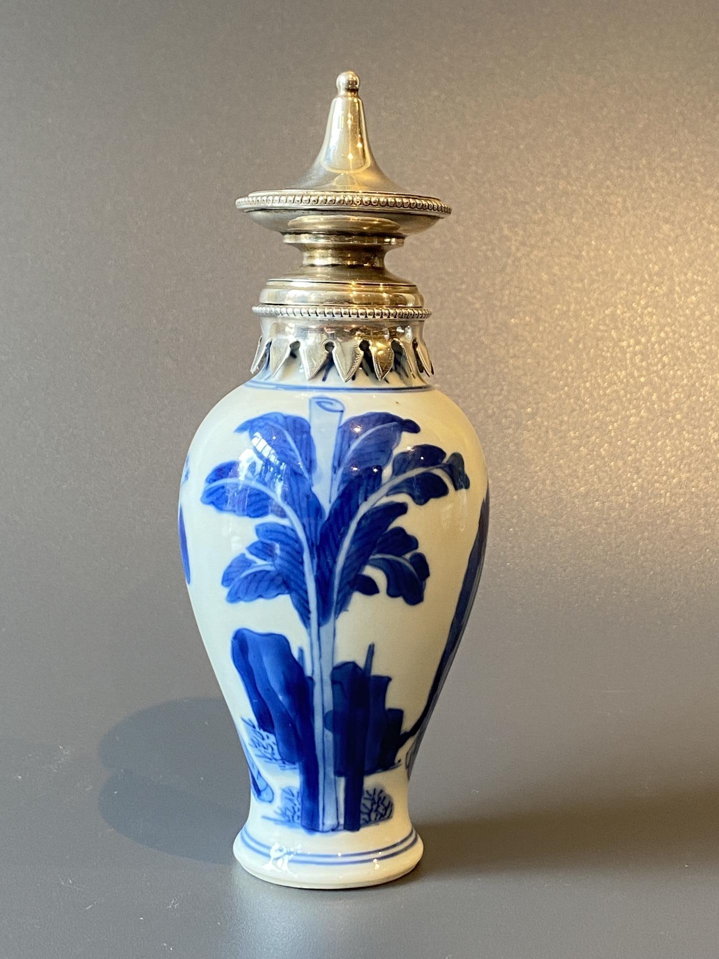 Kangxi theebus met zilveren dop.