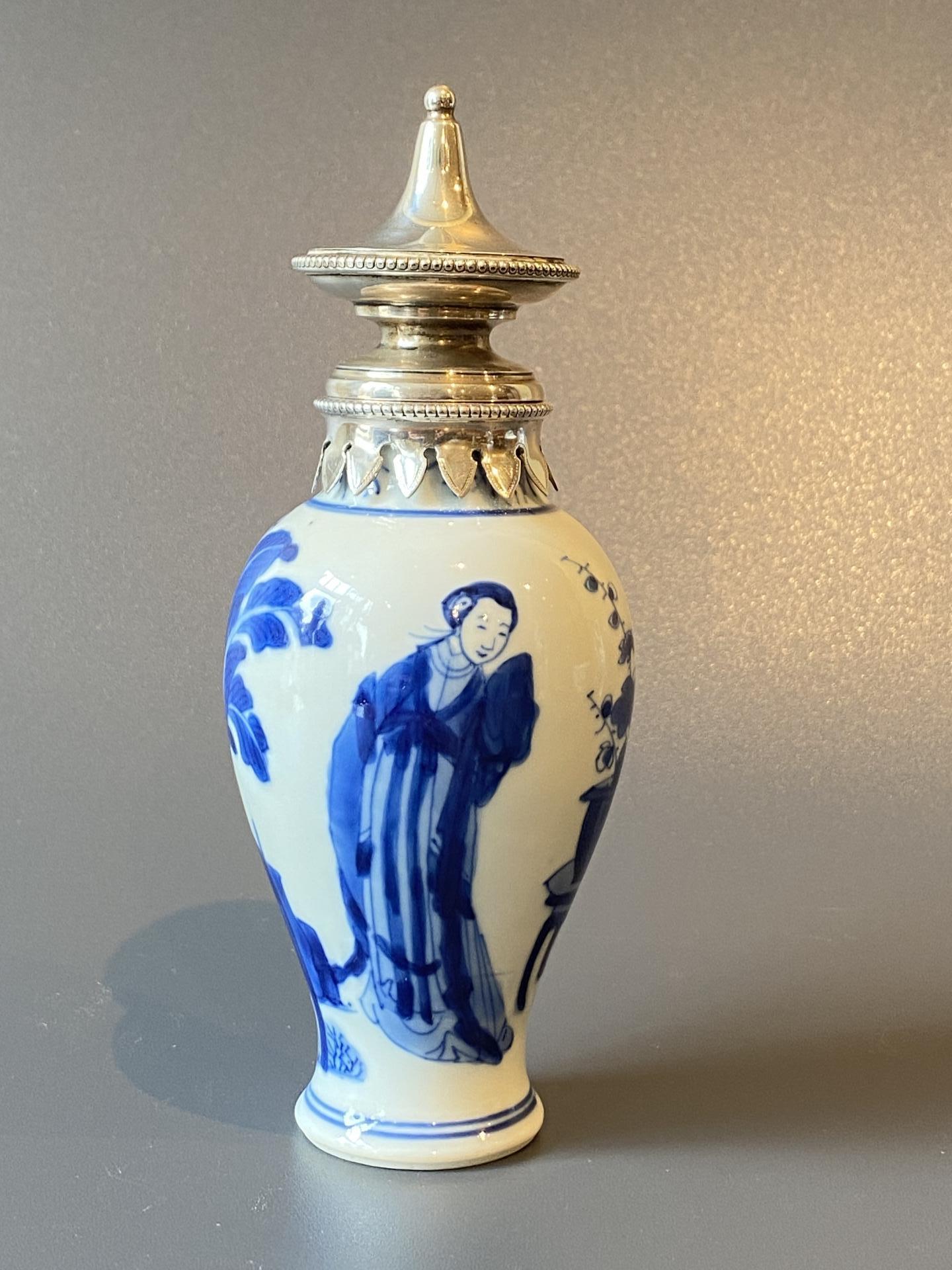 Kangxi theebus met zilveren dop.