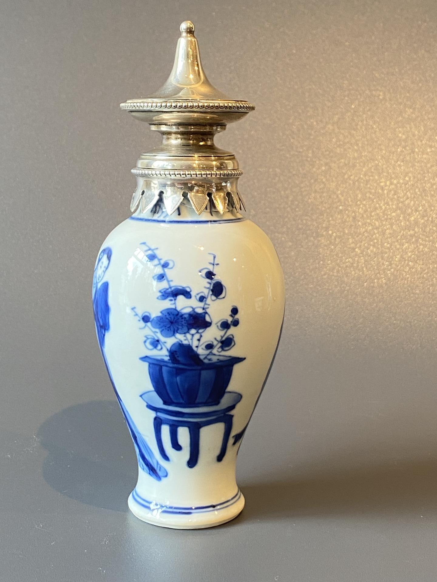 Kangxi theebus met zilveren dop.