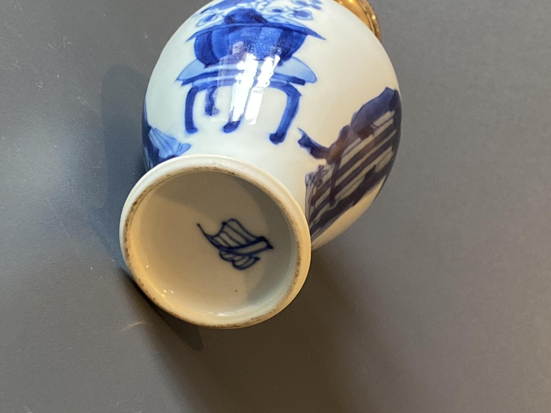 Kangxi theebus met zilveren dop.