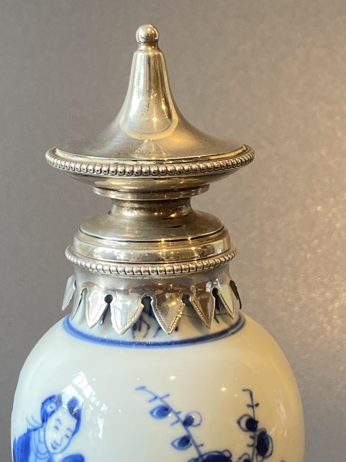 Kangxi theebus met zilveren dop.
