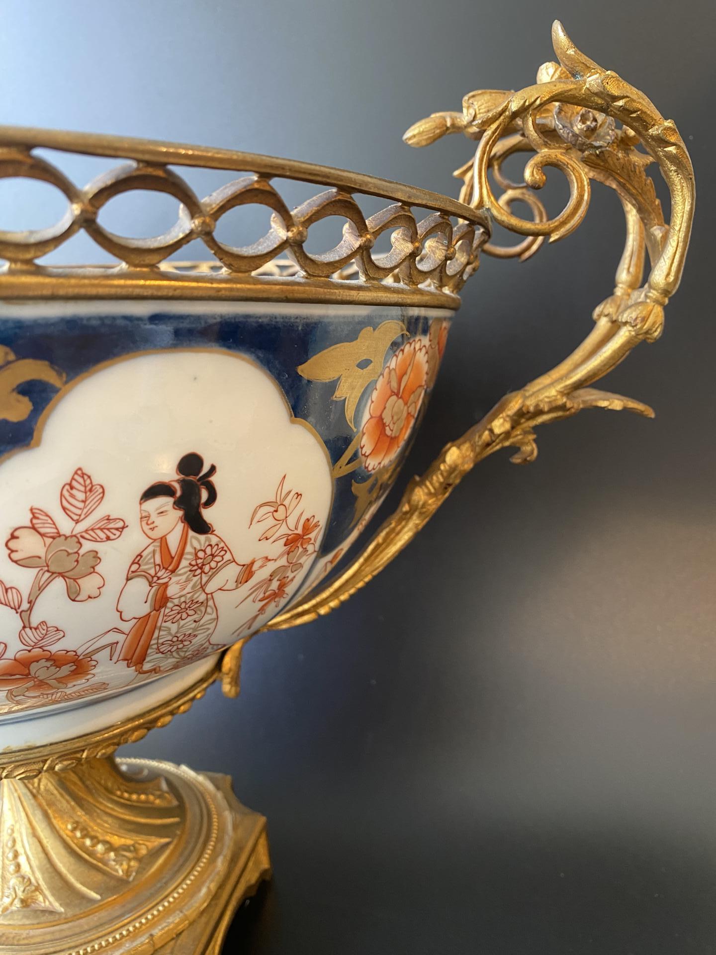 Porseleinen schaal op vuurvergulde bronzen voet.