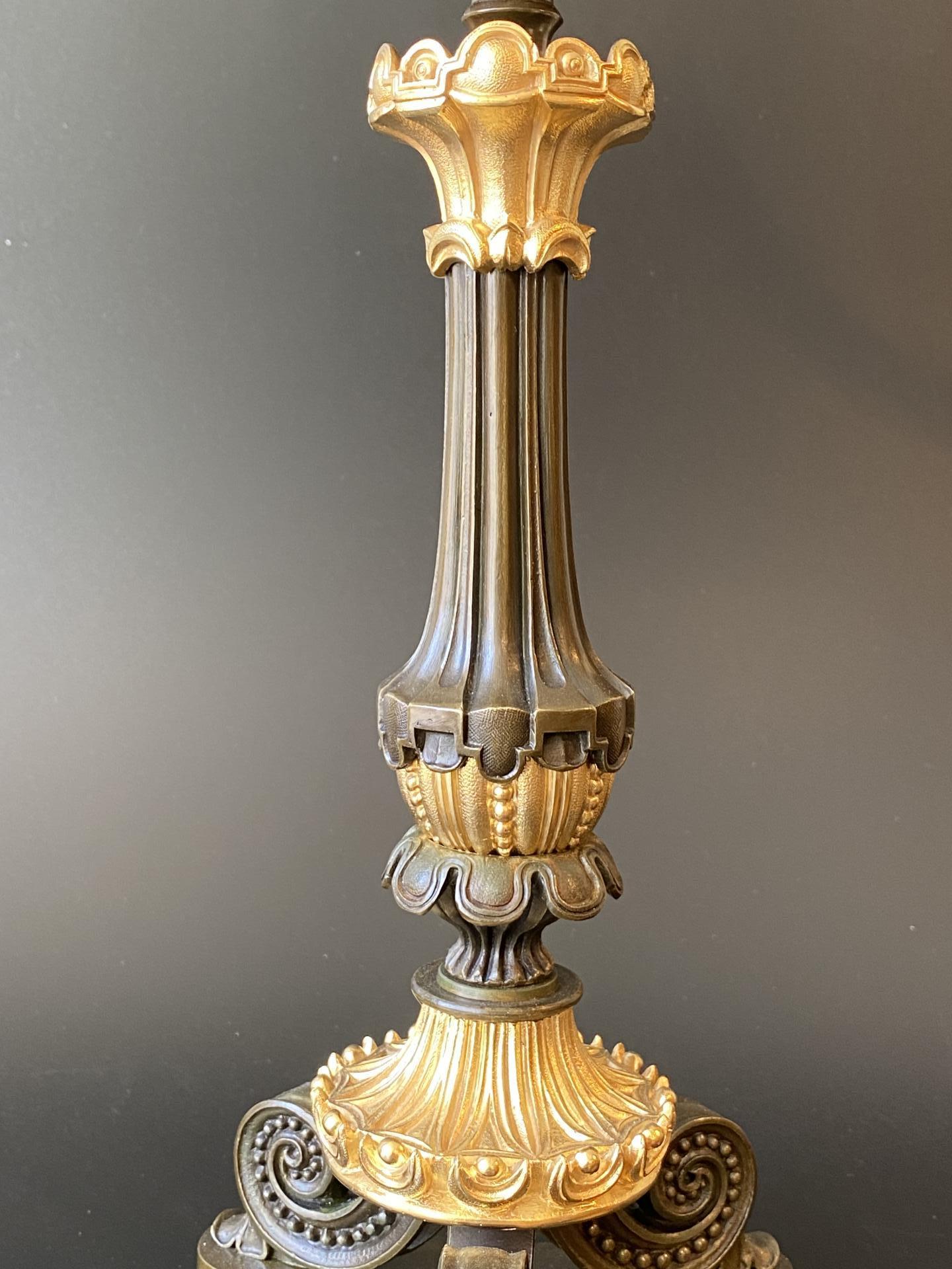 Bronzen kandelaars bruin vuurverguld.