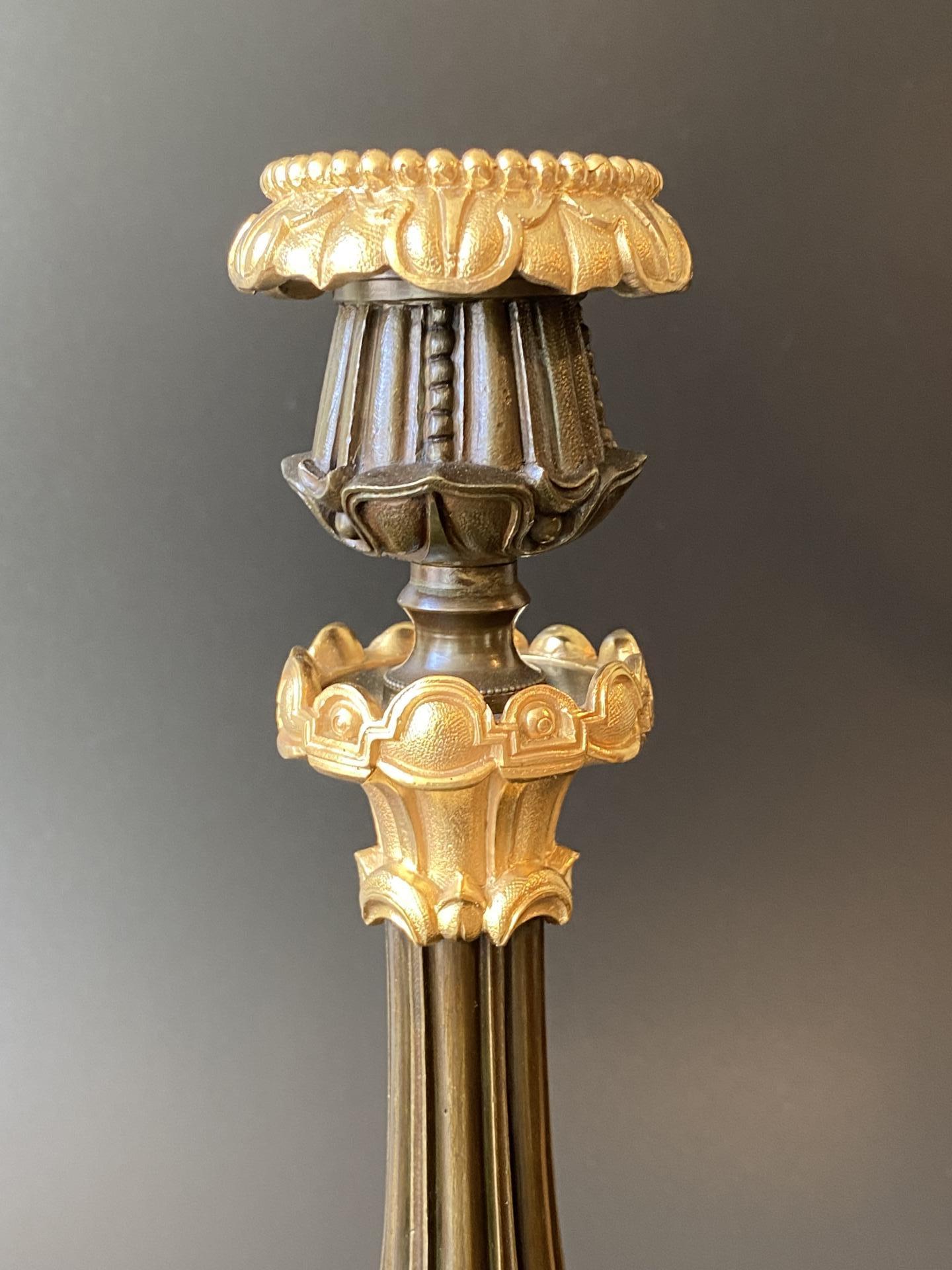 Bronzen kandelaars bruin vuurverguld.