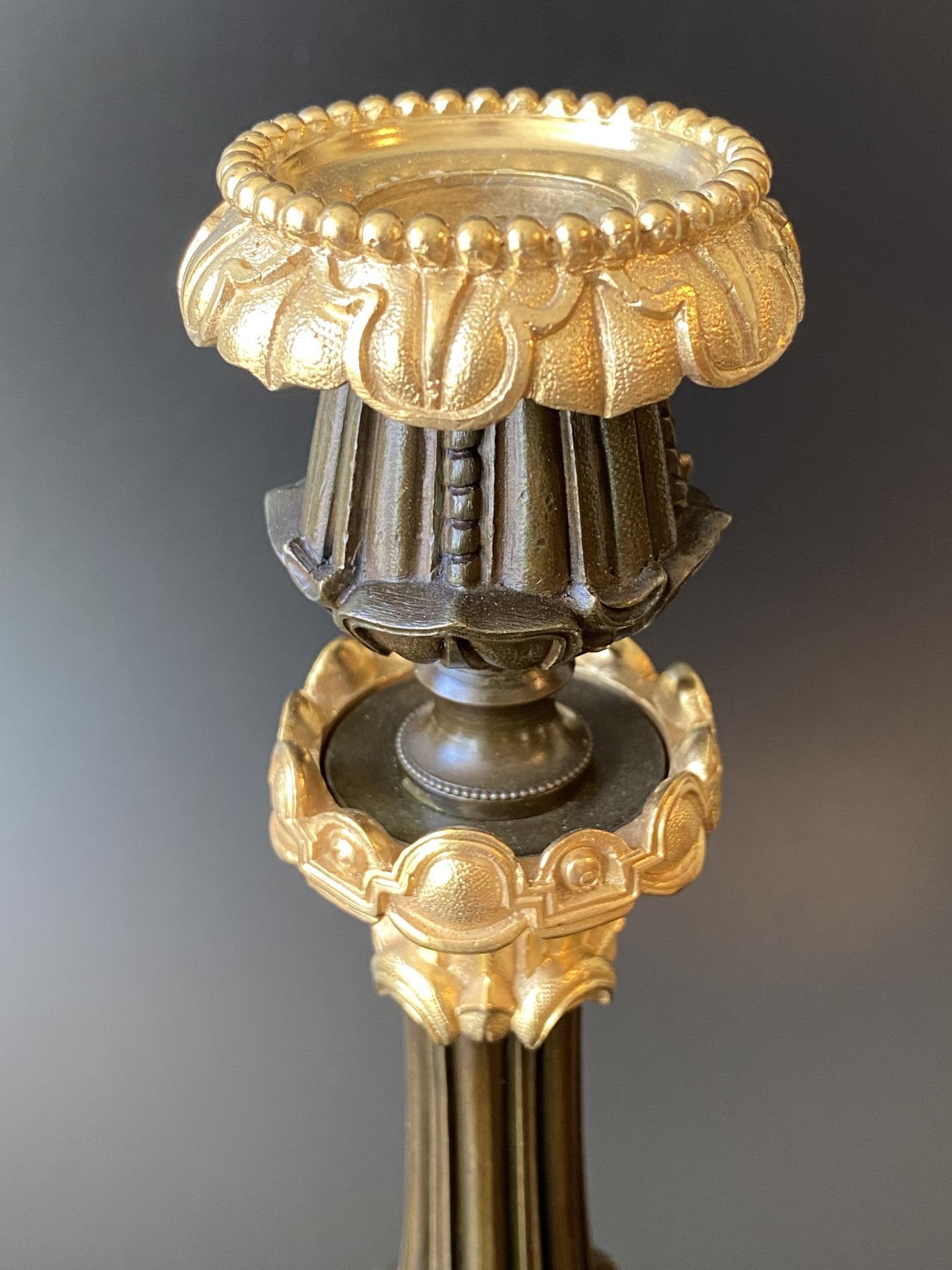Bronzen kandelaars bruin vuurverguld.