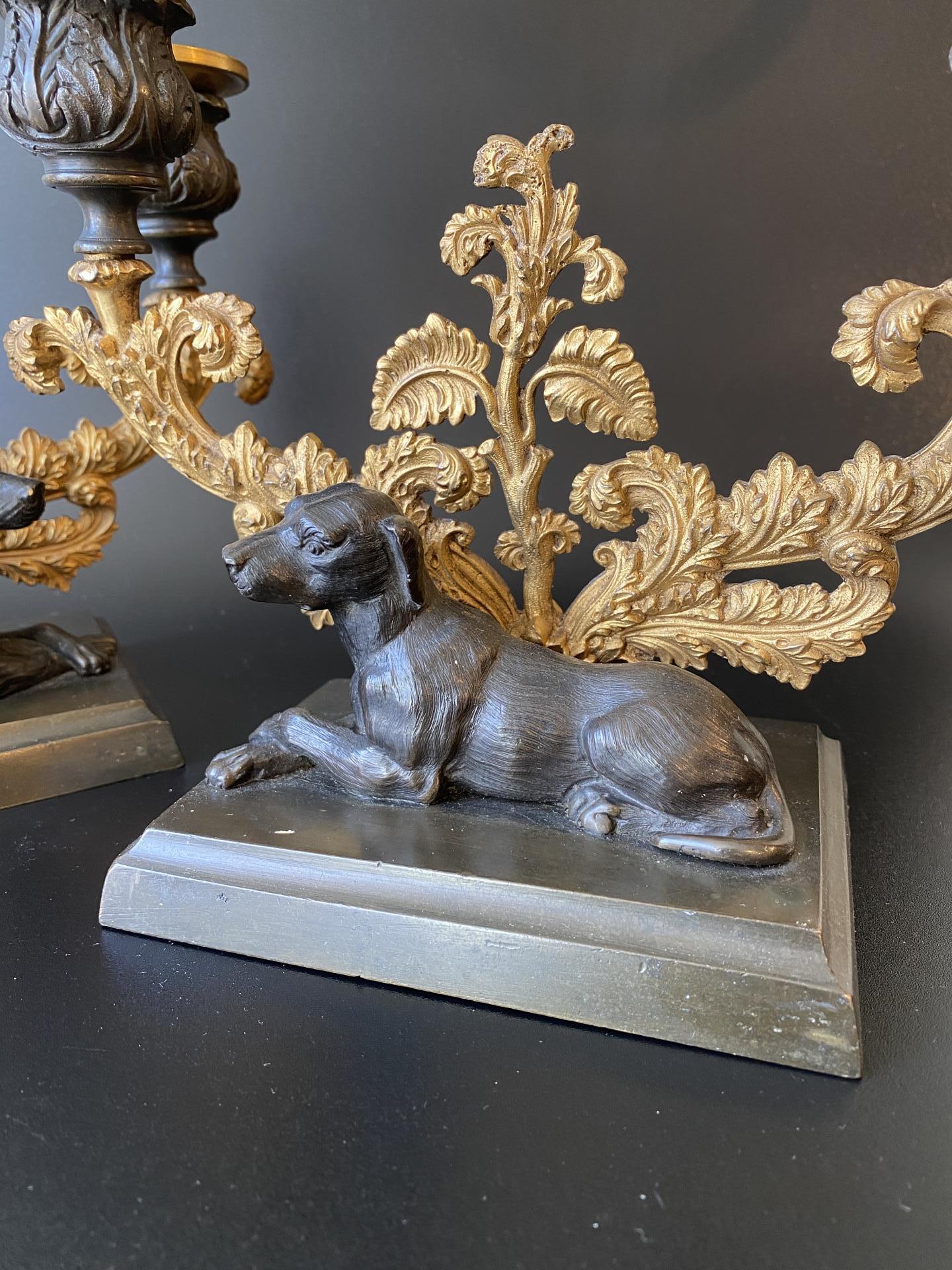 Stel vuurvergulde kandelaren hond.
