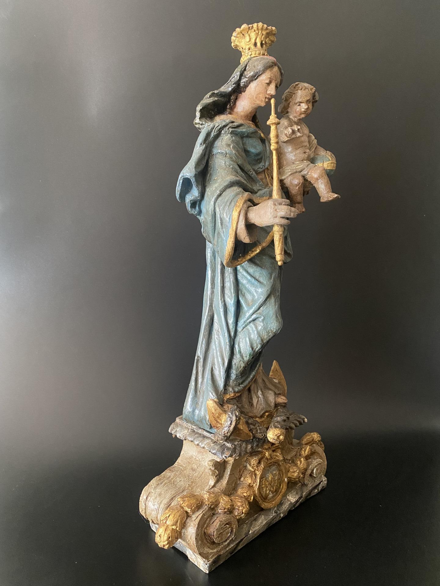 Groot houten beeld Maria met kind.