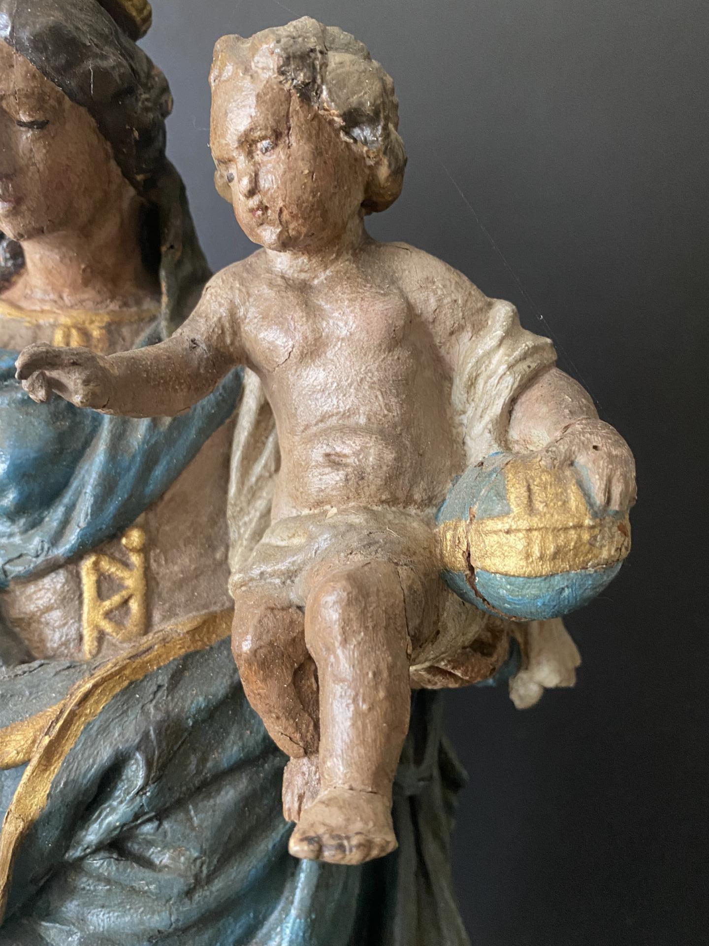 Groot houten beeld Maria met kind.
