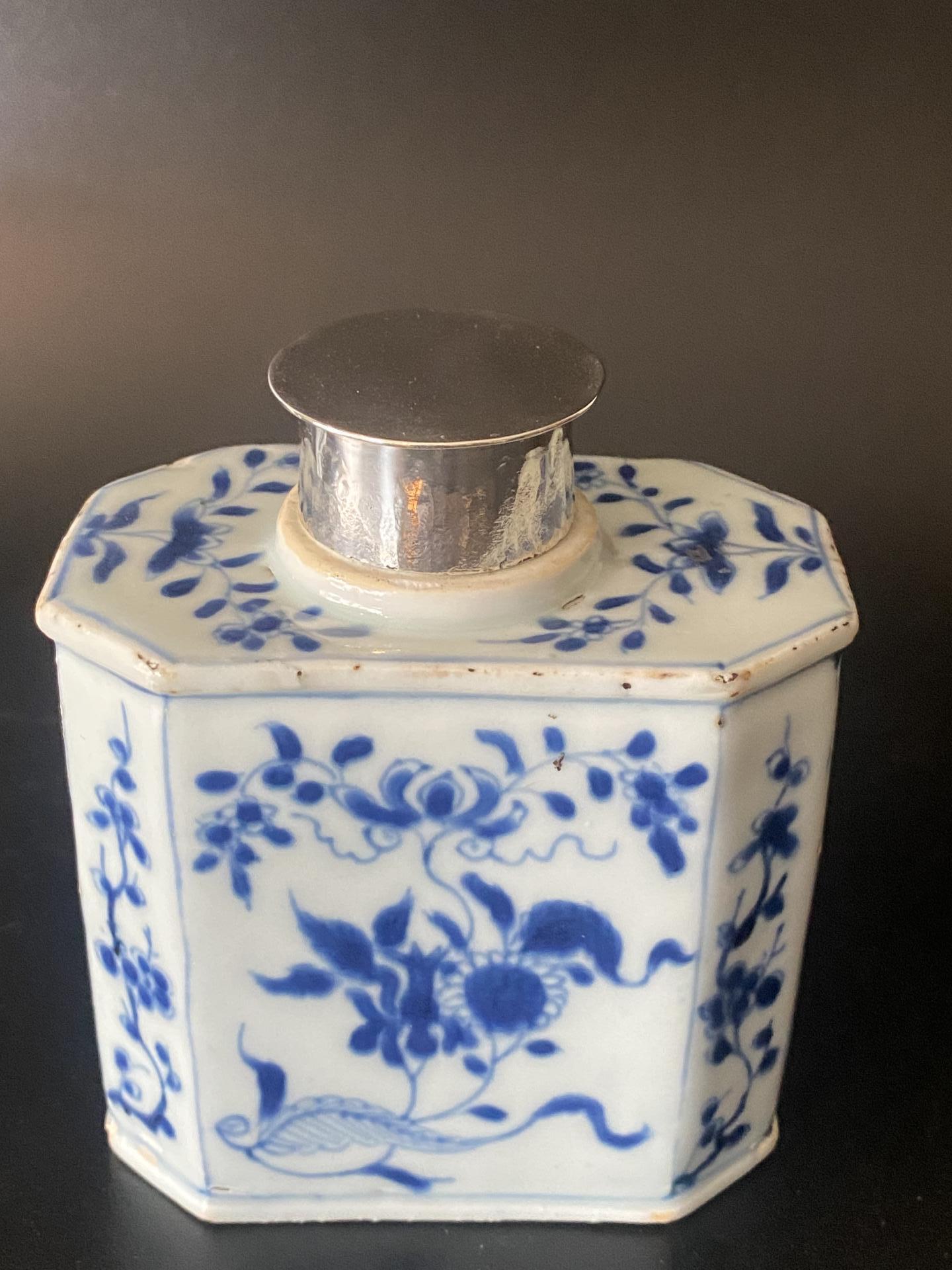 Stel Chinese theebussen met zilveren dop.