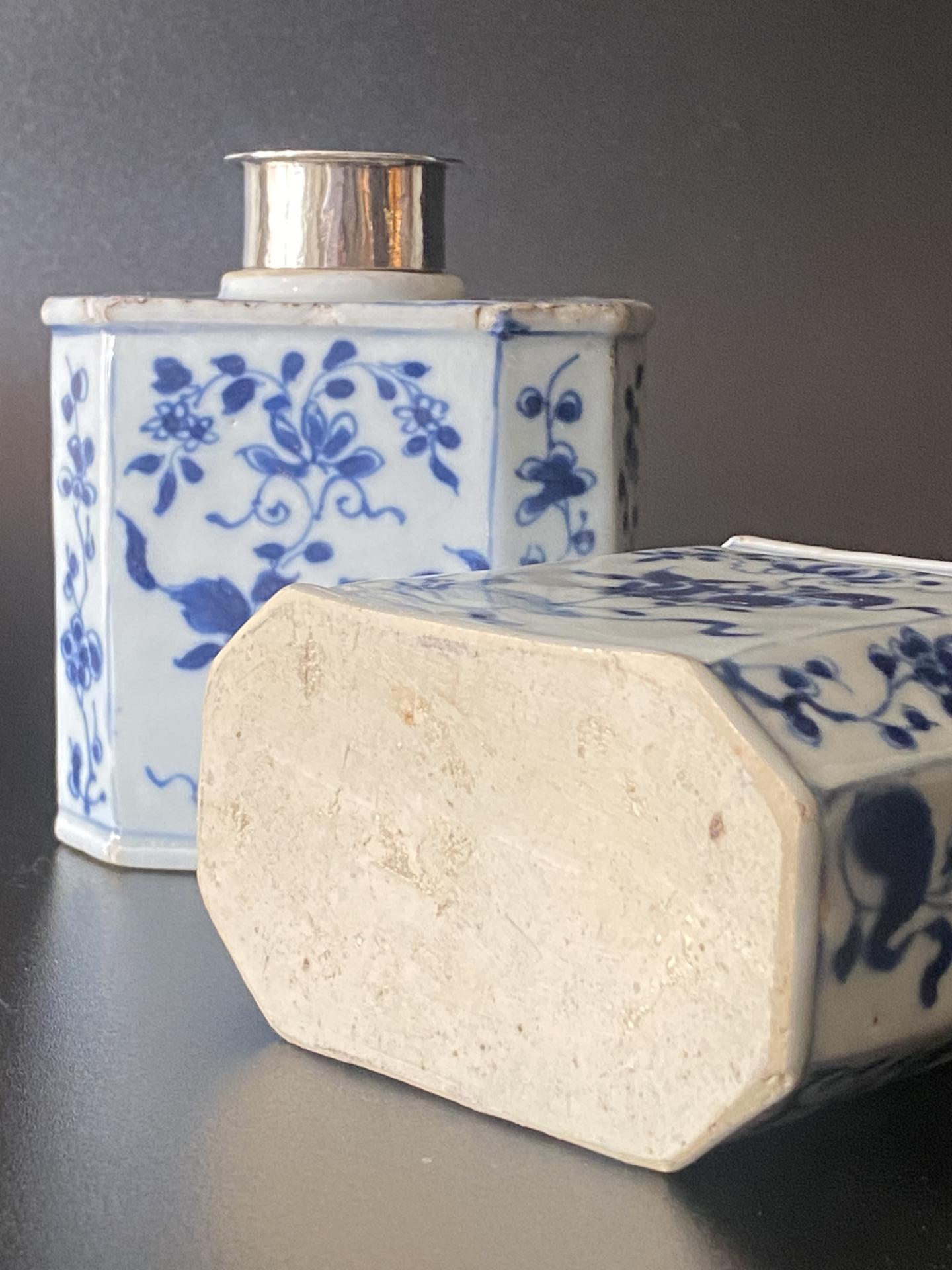 Stel Chinese theebussen met zilveren dop.