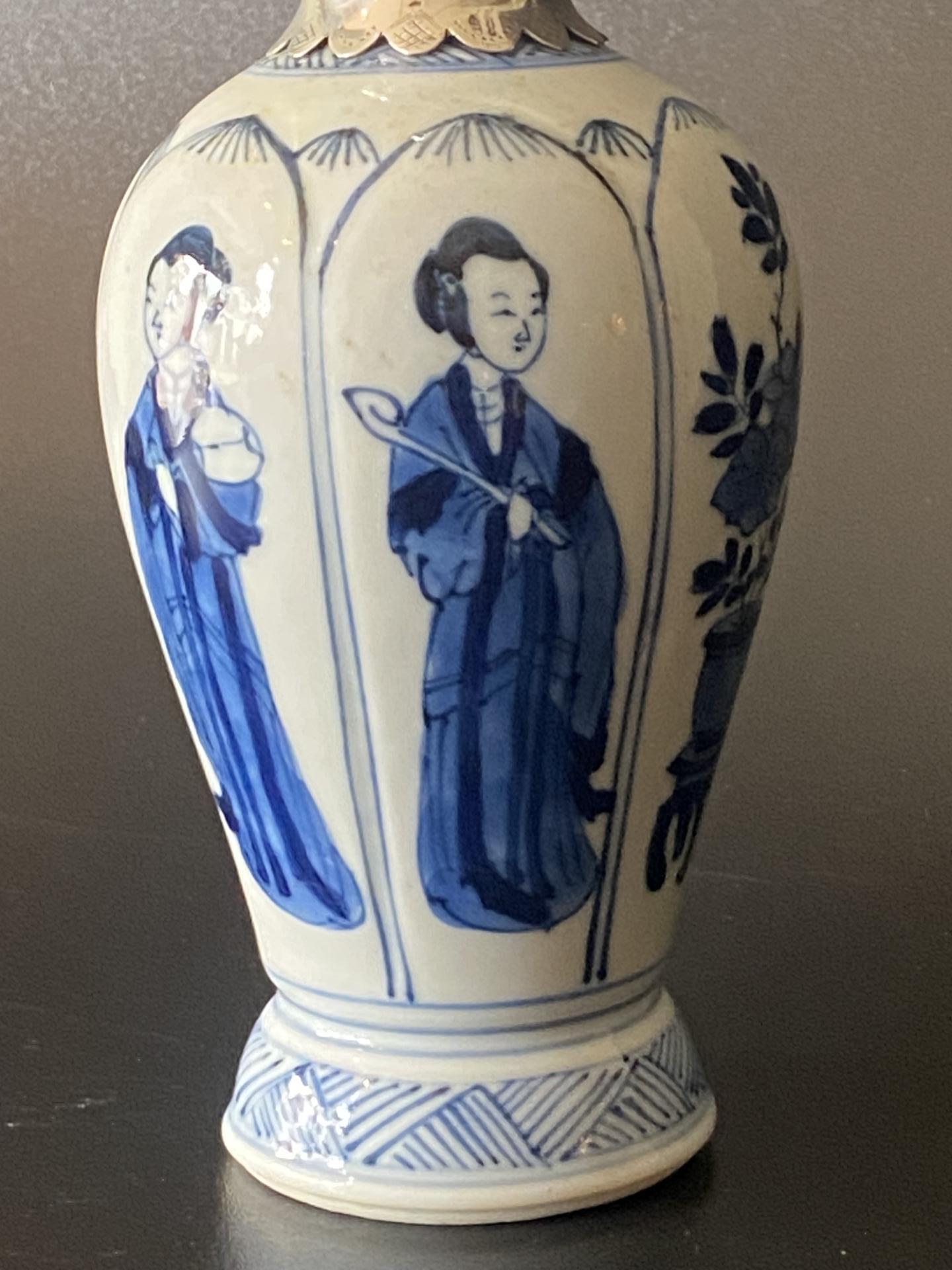 Kangxi theebus met zilveren dop.
