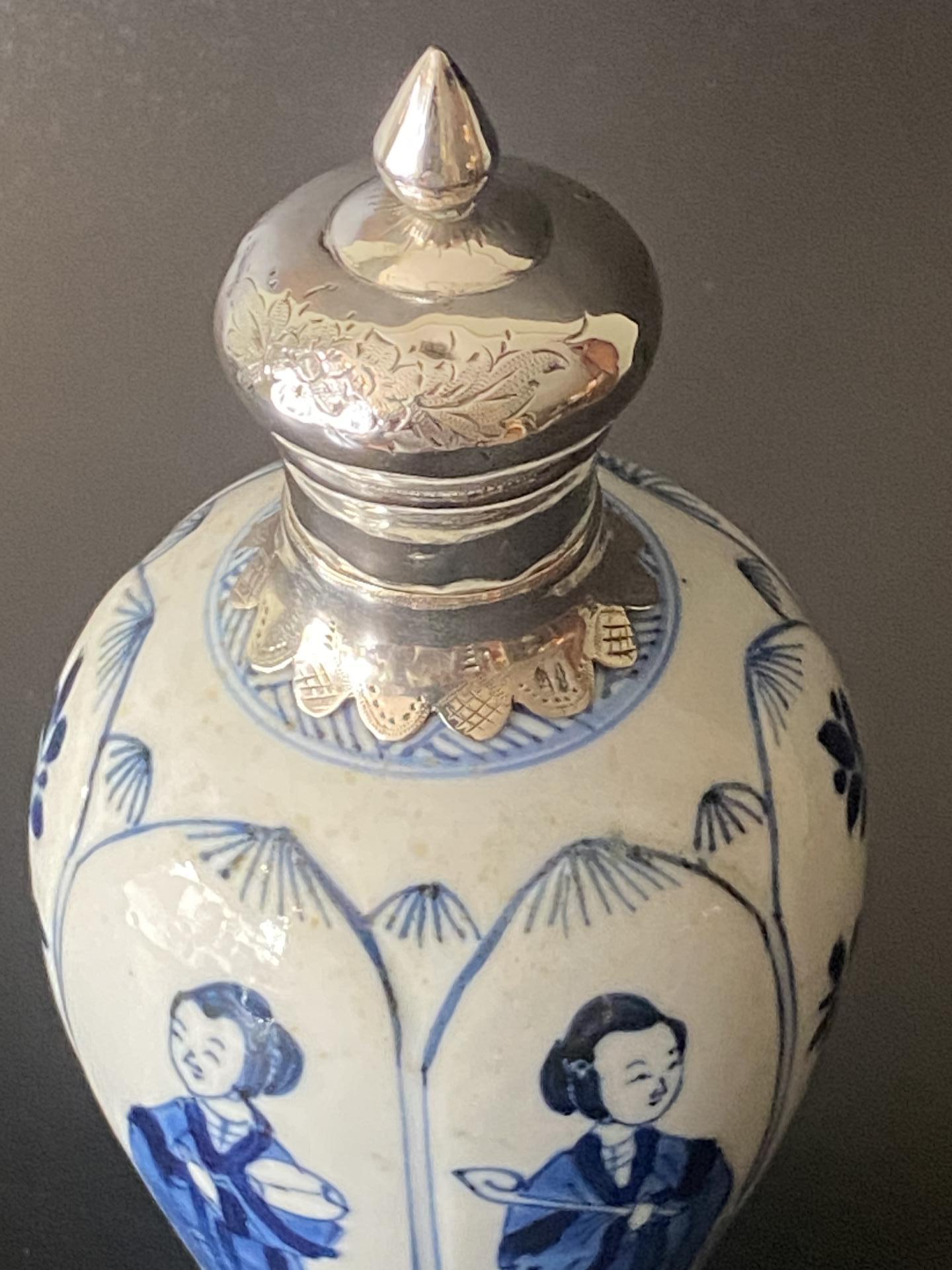 Kangxi theebus met zilveren dop.