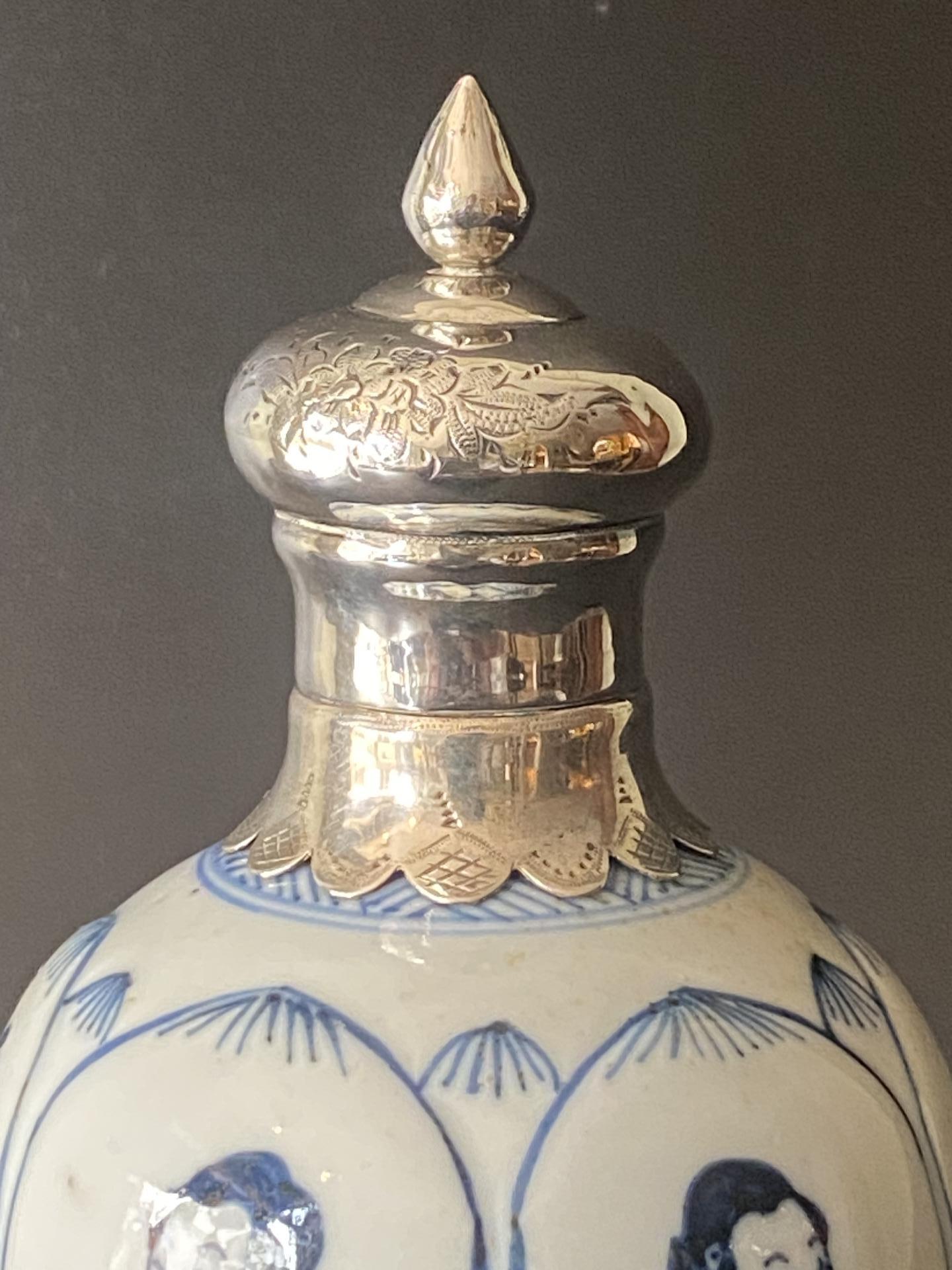 Kangxi theebus met zilveren dop.