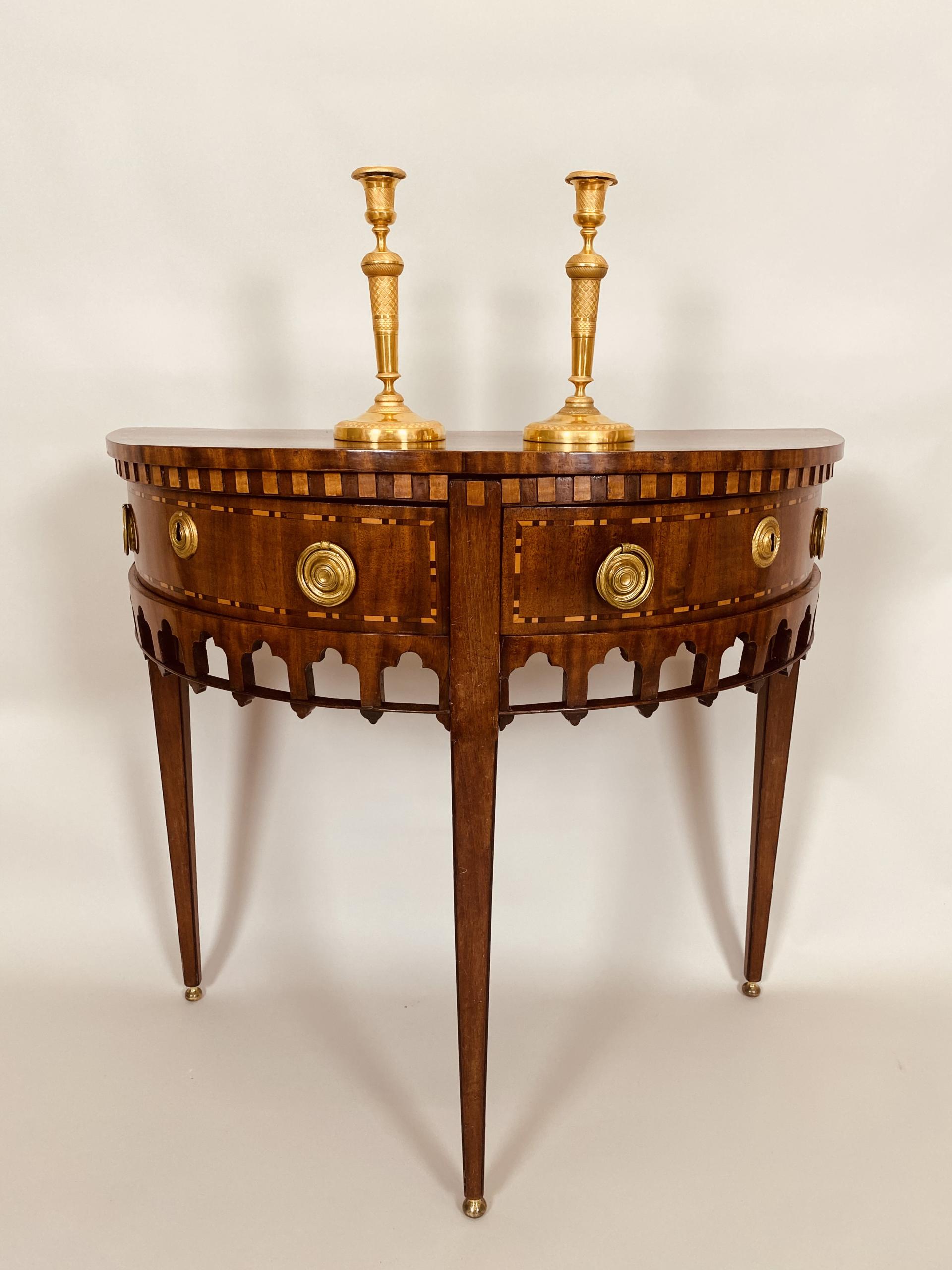 Louis Seize halfronde wandtafel.