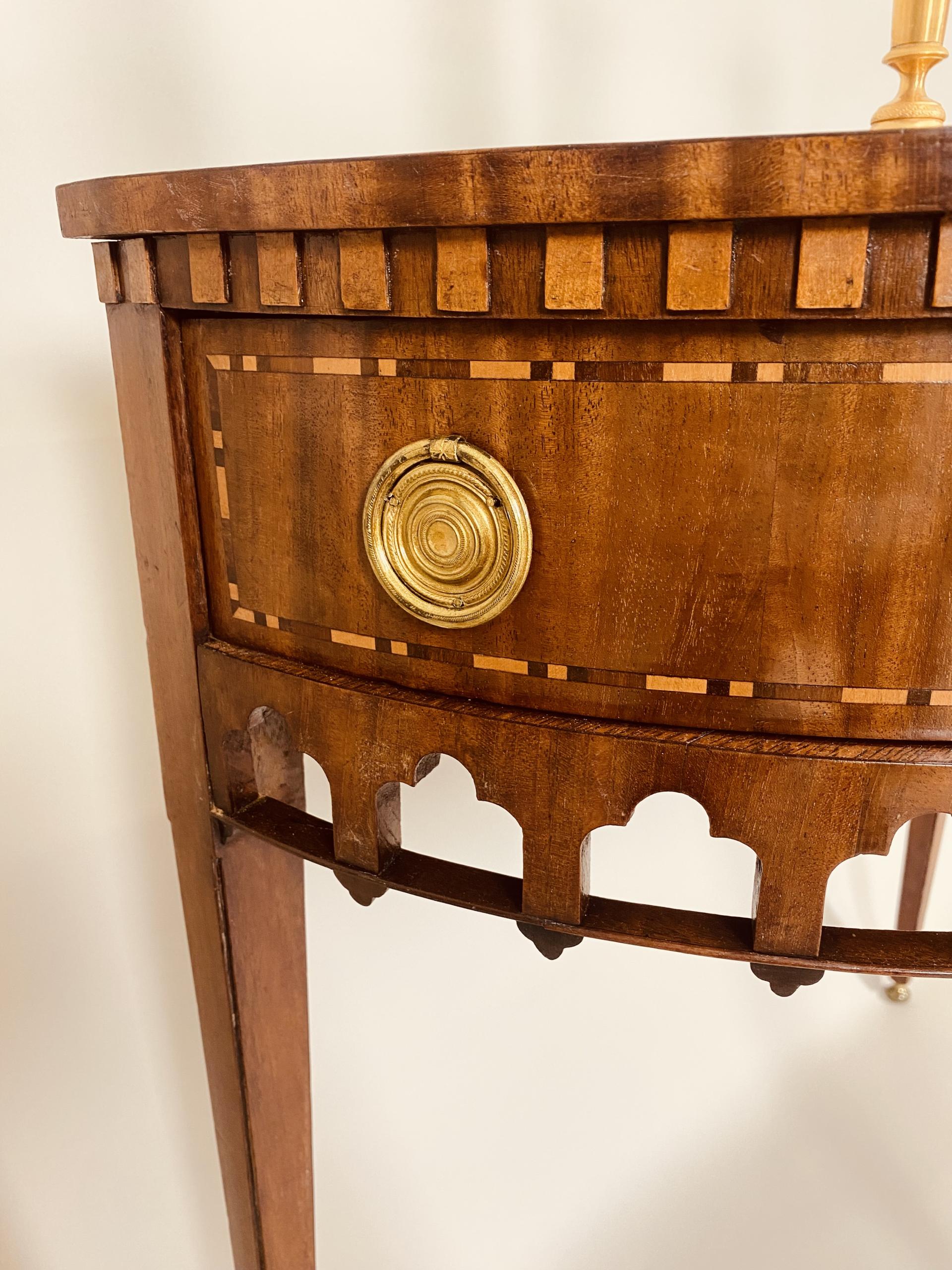 Louis Seize halfronde wandtafel.