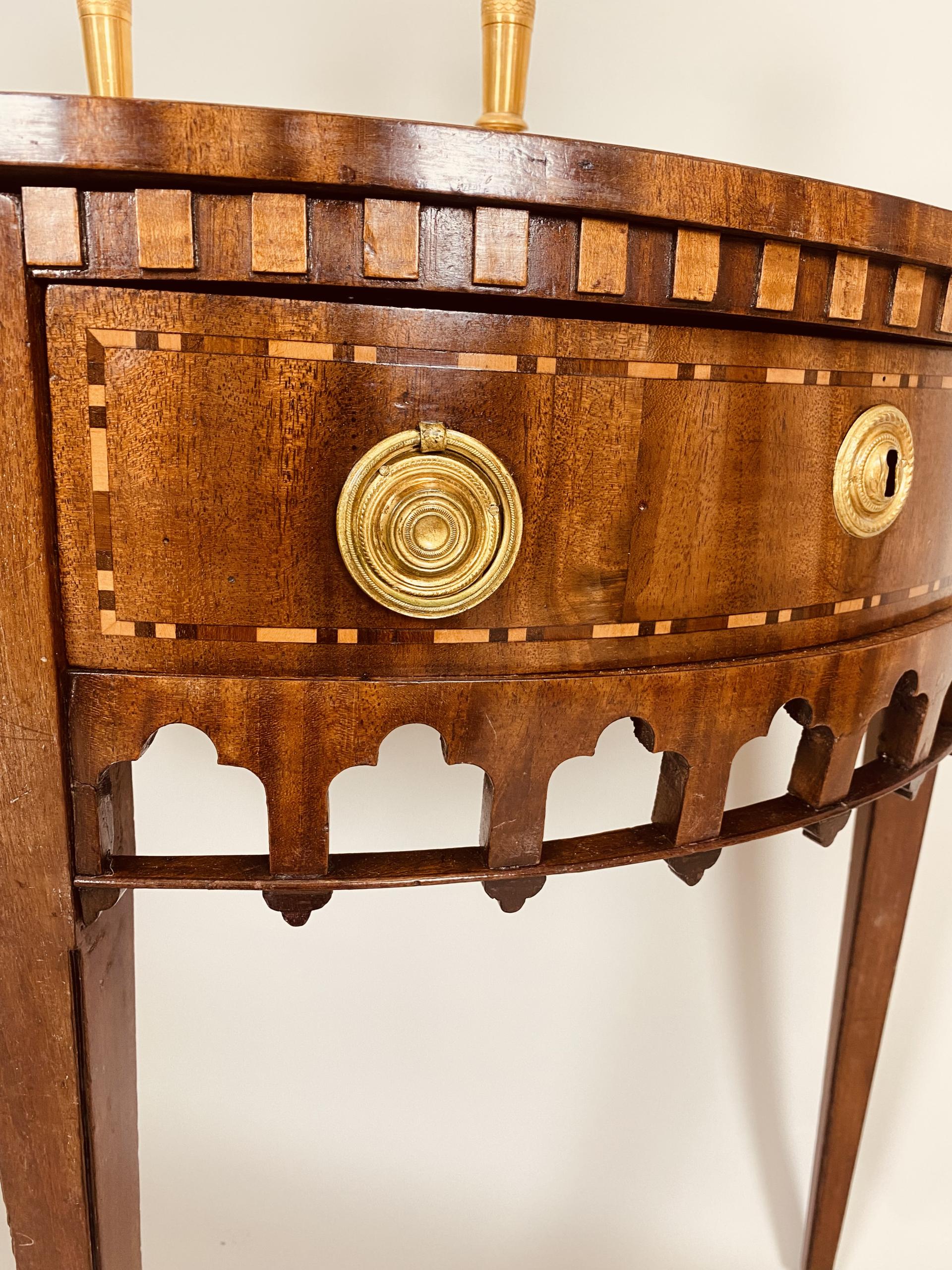 Louis Seize halfronde wandtafel.