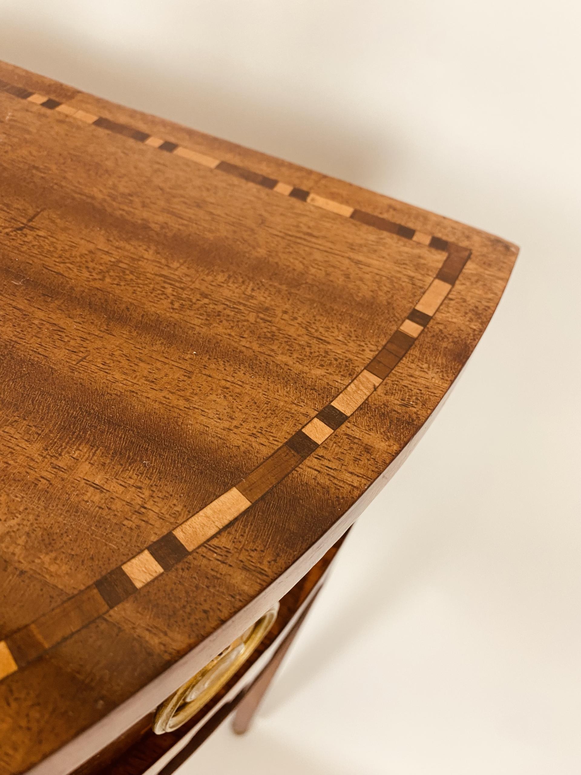 Louis Seize halfronde wandtafel.
