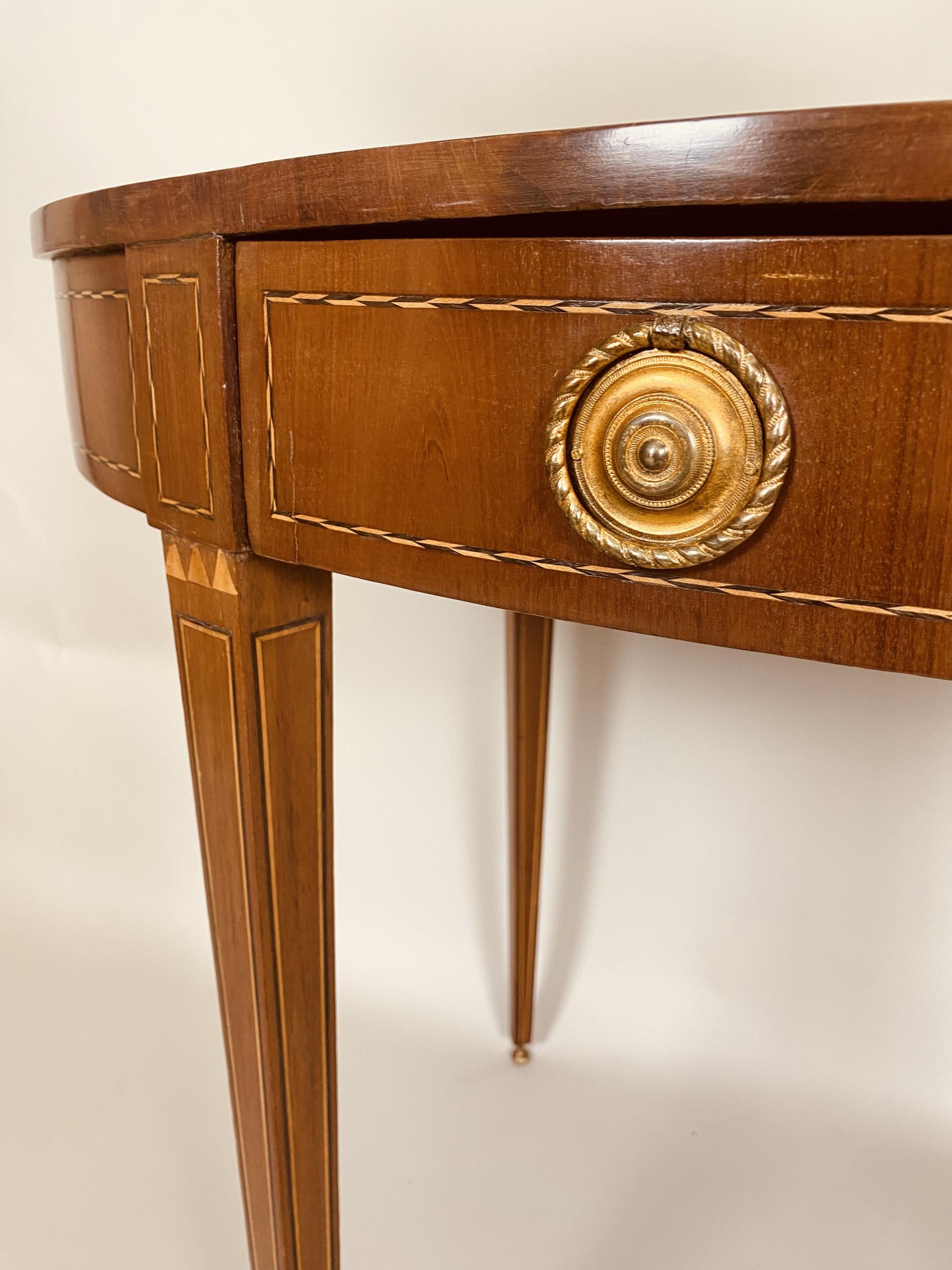 Louis Seize ovale tafel.