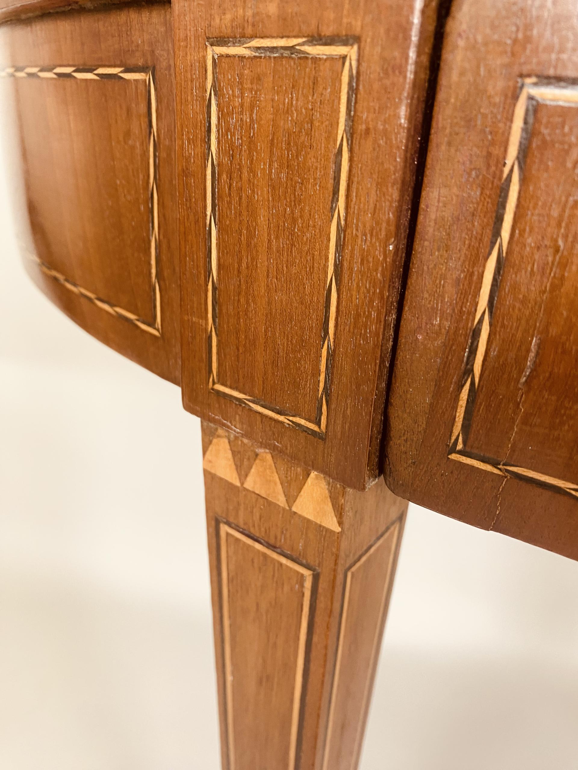 Louis Seize ovale tafel.