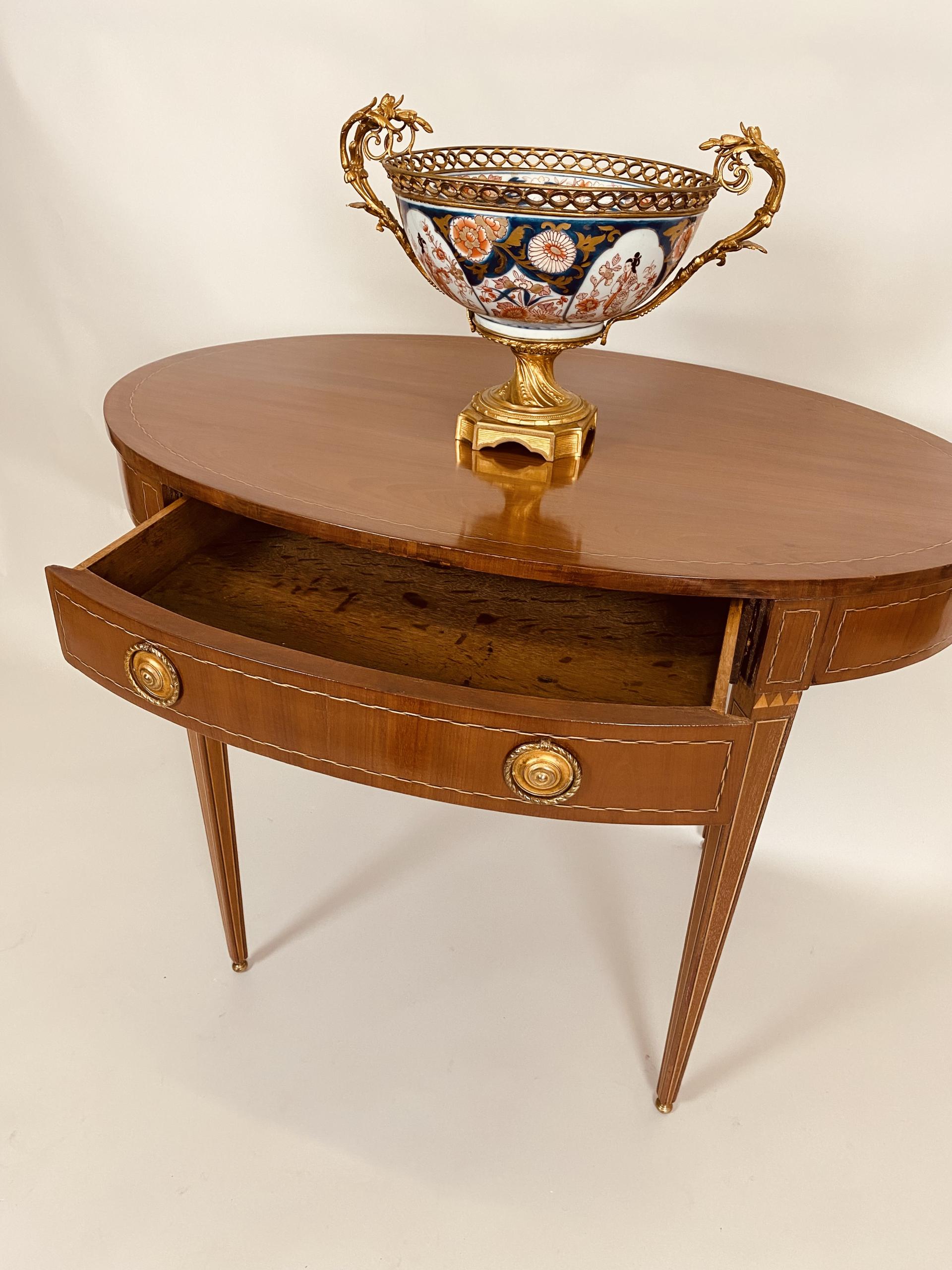 Louis Seize ovale tafel.