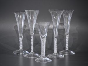 Stel antieke slingerglazen