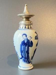 Kangxi theebus met zilveren dop.