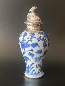 Chinese theebus met zilveren dop.