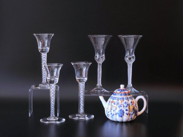 Antieke slingerglazen 18e eeuw / 19e eeuw.